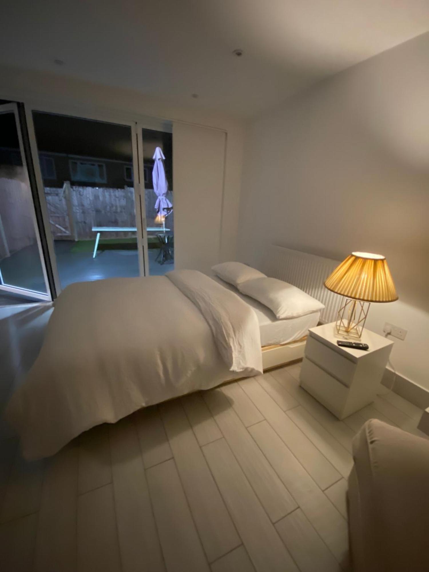 The Bay Apartment Edgware ภายนอก รูปภาพ