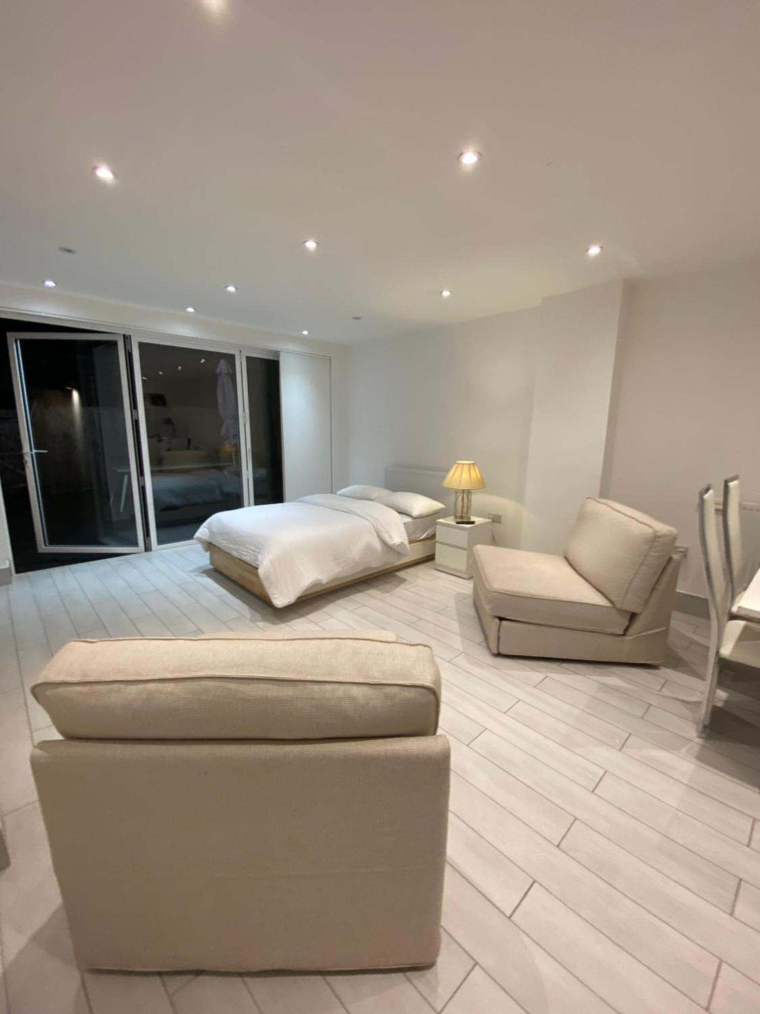 The Bay Apartment Edgware ภายนอก รูปภาพ