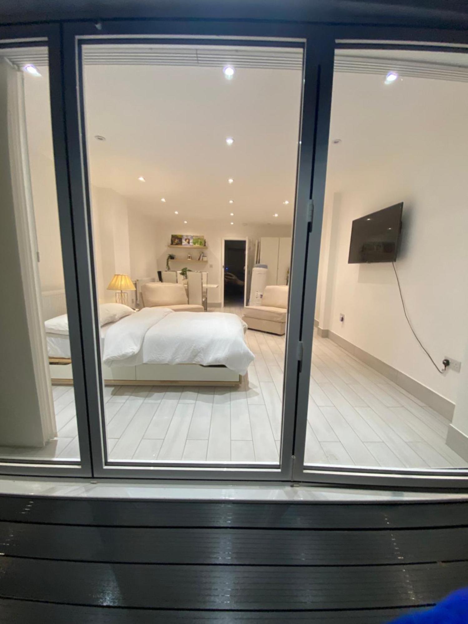 The Bay Apartment Edgware ภายนอก รูปภาพ