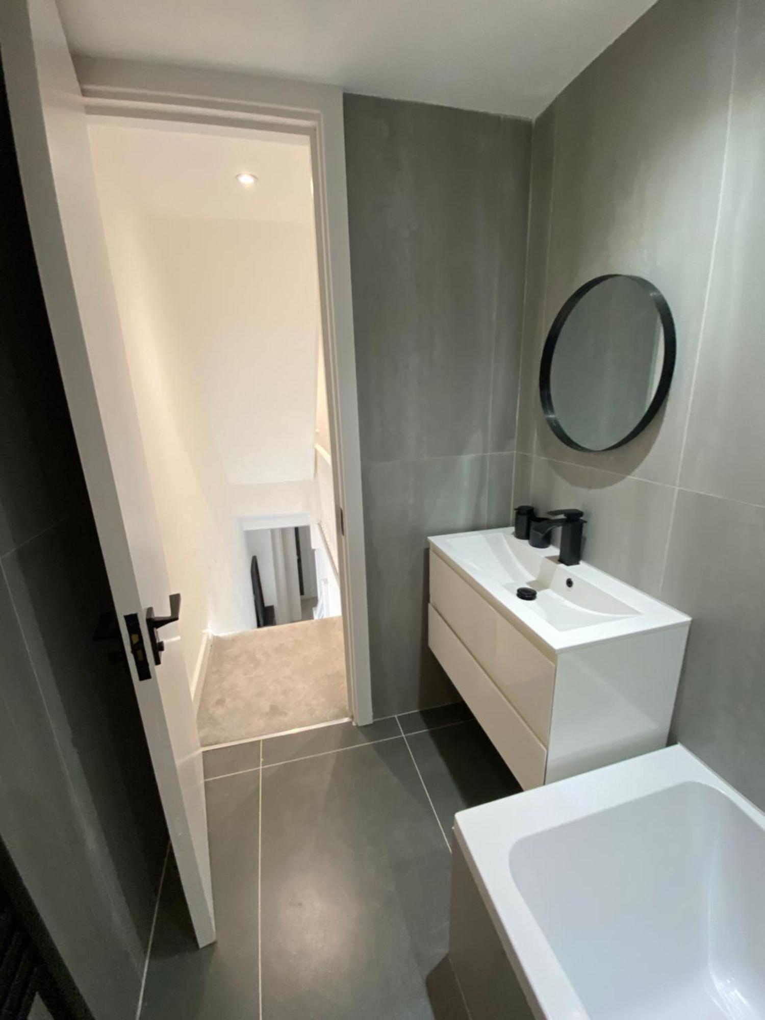 The Bay Apartment Edgware ภายนอก รูปภาพ