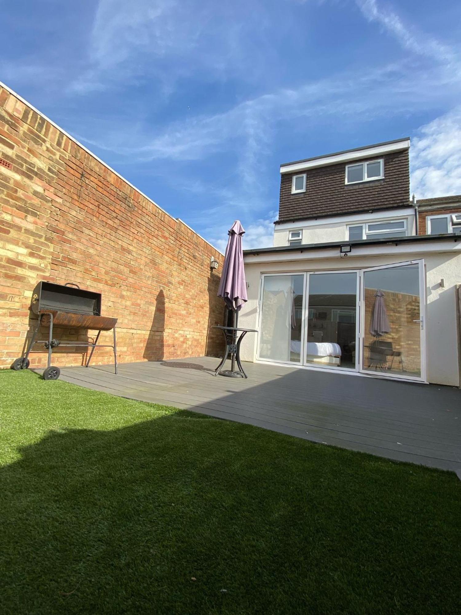 The Bay Apartment Edgware ภายนอก รูปภาพ